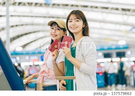 空港でセルフチェックインをする女性二人組　「撮影協力：関西国際空港（KIX）」 137579662