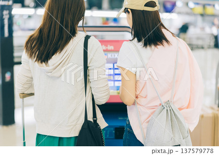 空港でセルフチェックインをする女性二人組　「撮影協力：関西国際空港（KIX）」 137579778