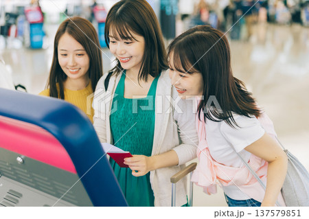 空港でセルフチェックインをする女性三人組　「撮影協力：関西国際空港（KIX）」 137579851
