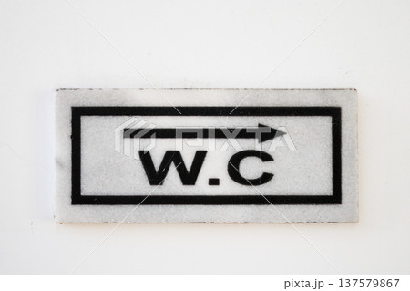 Arrow pointing to the men's and women's toilets Arrow pointing to the men's and women's toilets 137579867