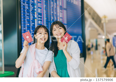 空港でパスポートを持つ女性2人　「撮影協力：関西国際空港（KIX）」 137579906
