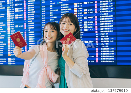 空港でパスポートを持つ女性2人　「撮影協力：関西国際空港（KIX）」 137579910