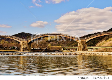 夕方の日差しあたる錦帯橋7 137580193