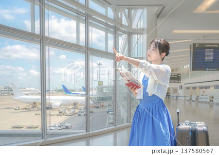 空港で出発案内を確認する女性旅行者 空港で出発案内を確認する女性旅行者 137580567