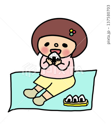 おむすびをほおばるおかっぱ頭の女の子 137580703