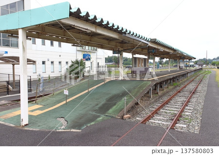 津波被害の仙石線旧野蒜駅にて（宮城県東松島市） 137580803