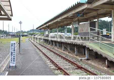 津波被害の仙石線旧野蒜駅にて（宮城県東松島市） 137580805