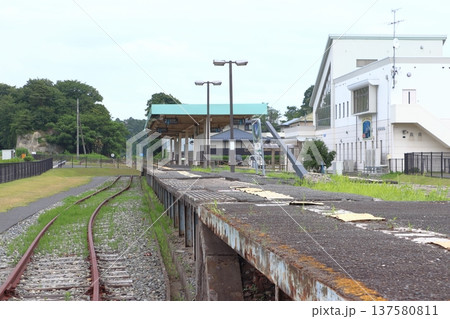 津波被害の仙石線旧野蒜駅にて（宮城県東松島市） 137580811