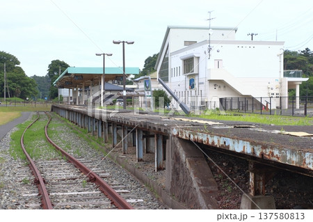 津波被害の仙石線旧野蒜駅にて(宮城県東松島市) 津波被害の仙石線旧野蒜駅にて(宮城県東松島市) 137580813