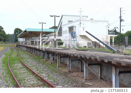 津波被害の仙石線旧野蒜駅にて（宮城県東松島市） 137580815