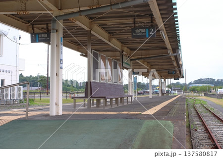 津波被害の仙石線旧野蒜駅にて（宮城県東松島市） 137580817
