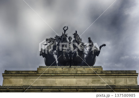 Wellington Arch, iconic landmark in central London, England, UK 137580985