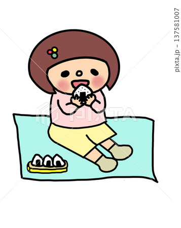 おむすびをほおばるおかっぱ頭の女の子 おむすびをほおばるおかっぱ頭の女の子 137581007