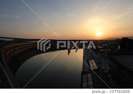 大阪・関西万博、大屋根リングと夕陽(EXPO2025) 137581689