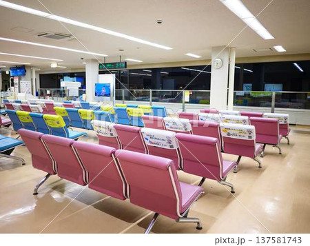 Empty airport terminal with seats 空港の椅子 Empty airport terminal with seats 空港の椅子 137581743