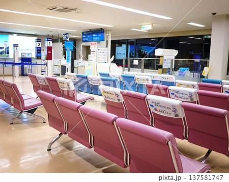 Empty airport terminal with seats 空港の椅子 Empty airport terminal with seats 空港の椅子 137581747
