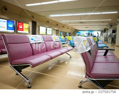 Empty airport terminal with seats 空港の椅子 Empty airport terminal with seats 空港の椅子 137581756