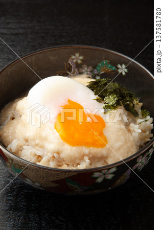 温泉卵のとろろ飯 温泉卵のとろろ飯 137581780