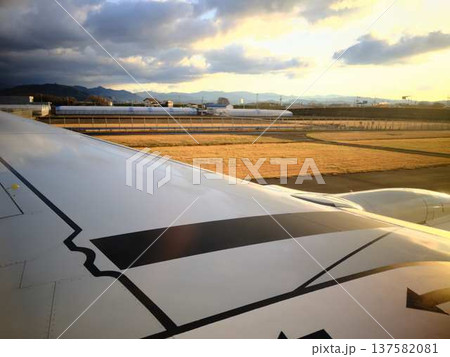 飛行機の翼 飛行機の翼 137582081