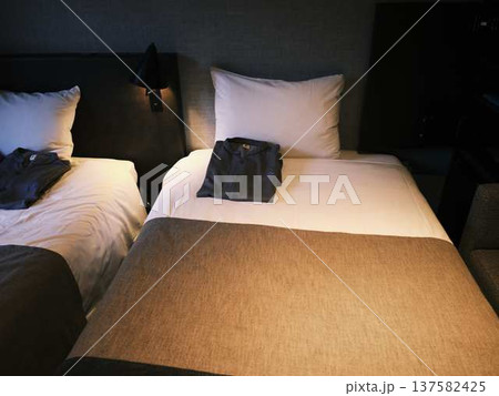 ビジネスホテルのベッド 137582425