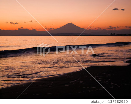夕暮れの湘南の海 137582930