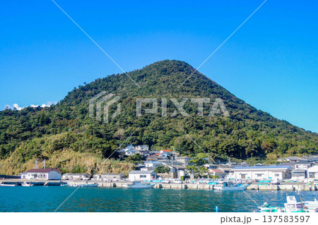 姫島港の矢筈岳と大海港 姫島港の矢筈岳と大海港 137583597