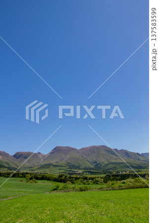 新緑の久住高原と久住連山 新緑の久住高原と久住連山 137583599