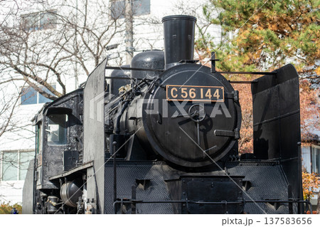 蒸気機関車が牽く田舎の蒸気 137583656
