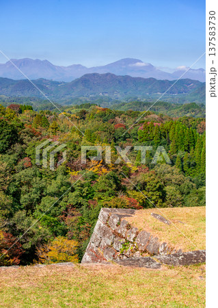 岡城址から紅葉とくじゅう連山の眺望 岡城址から紅葉とくじゅう連山の眺望 137583730