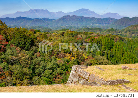 岡城址から紅葉とくじゅう連山の眺望 岡城址から紅葉とくじゅう連山の眺望 137583731