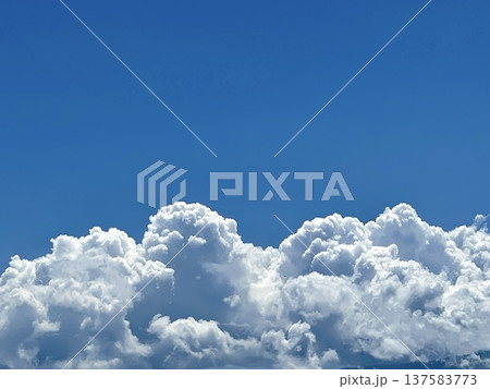 青空に広がる白い積雲の風景 青空に広がる白い積雲の風景 137583773