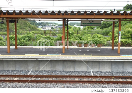 仙石線：野蒜駅にて（高台移設後／宮城県東松島市） 137583896
