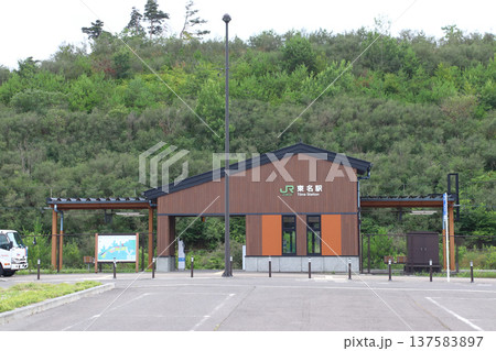 仙石線：東名駅前と駅舎（高台移設後／宮城県東松島市） 137583897