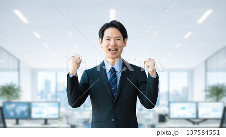 ガッツポーズをする男性ビジネスマン 137584551