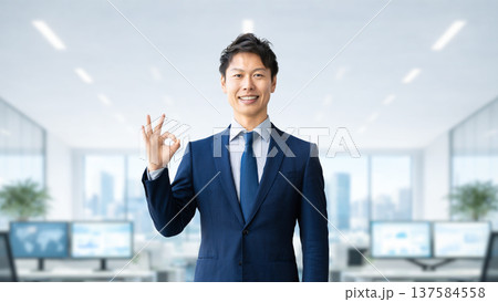 OKポーズをする笑顔の男性ビジネスマン OKポーズをする笑顔の男性ビジネスマン 137584558