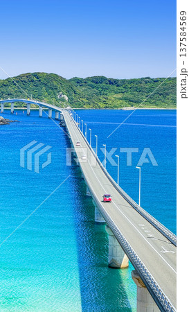 角島大橋と青い海 角島大橋と青い海 137584569