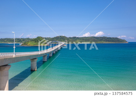 角島大橋と青い海 137584575