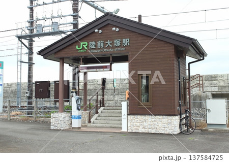 仙石線:陸前大塚駅と駅舎(震災後/宮城県東松島市) 仙石線:陸前大塚駅と駅舎(震災後/宮城県東松島市) 137584725