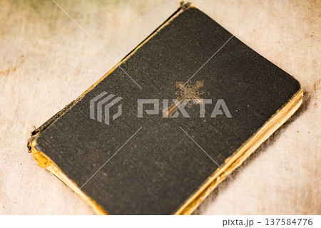 アンティーク物の古い聖書 アンティーク物の古い聖書 137584776