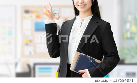 OKポーズをする笑顔の若い女性・ビジネスウーマン 137584871