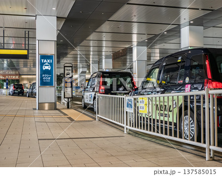 バスターミナル施設内のタクシー乗り場 137585015