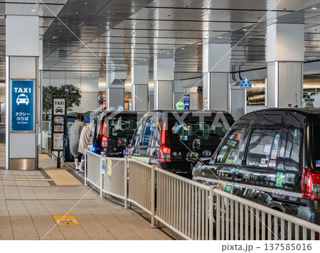 高速バスターミナル内のタクシー乗り場で乗車する利用客 高速バスターミナル内のタクシー乗り場で乗車する利用客 137585016