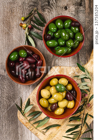 a mixture of olives, varieties of chalkidiki, Kalamata, in a bowl, top view, no people, 137585204