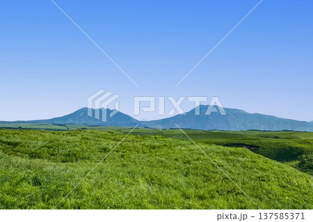 新緑の瀬の本高原と阿蘇山 137585371