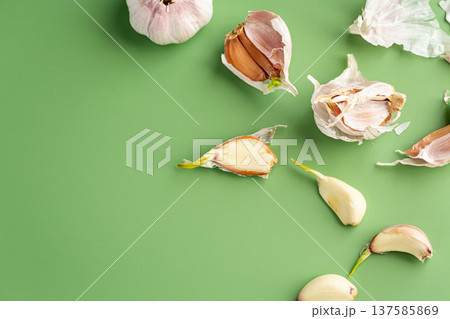organic garlic cloves flat lay food ingredient composition organic garlic cloves flat lay food ingredient composition 137585869