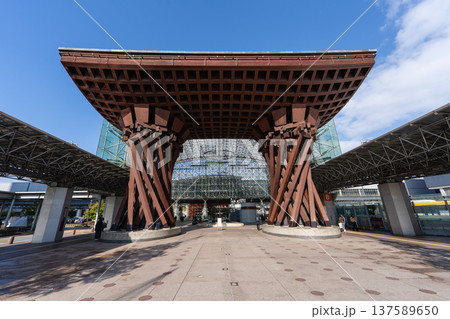 金沢駅の鼓門とガラスドーム 137589650