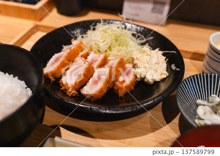 金沢の定食SAKABAとも家のカジキマグロのレアカツ定食 137589799