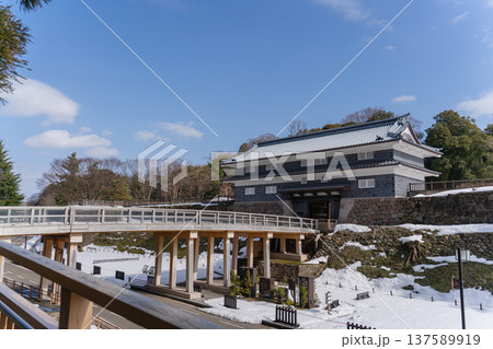 雪景色の金沢城 鼠多門と城郭風景 137589919