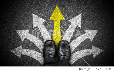 Black business shoes and many chalky arrows on asphalt - decision concept Black business shoes and many chalky arrows on asphalt - decision concept 137590586