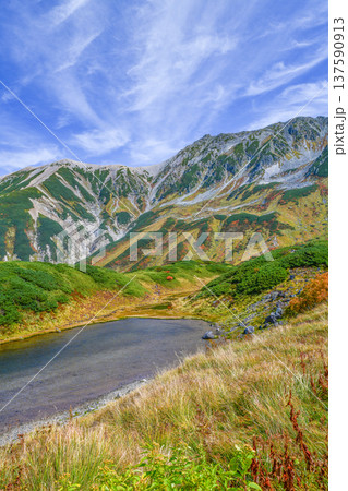 初秋の立山「みどりが池」越しに見る山並み 137590913